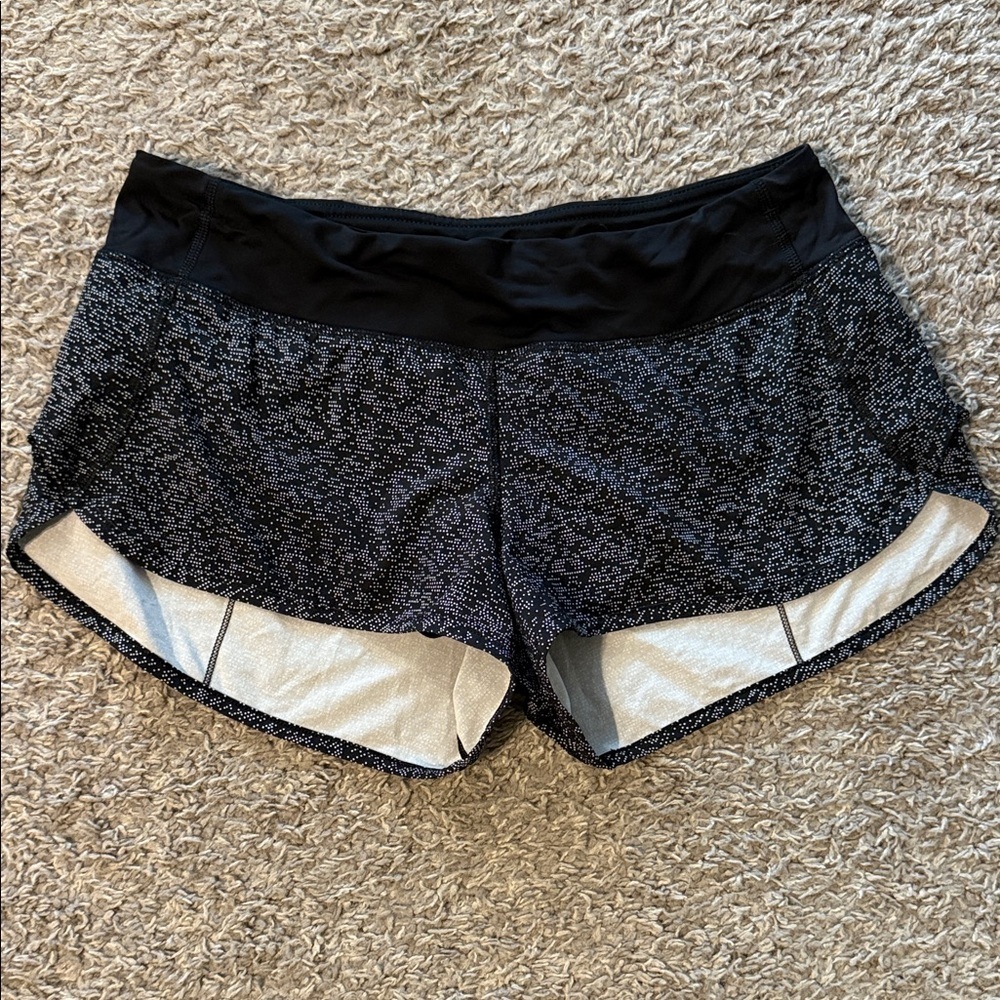 EUC Lululemon Speed Short (2.5") Soundwave White Black / Black - Size 8